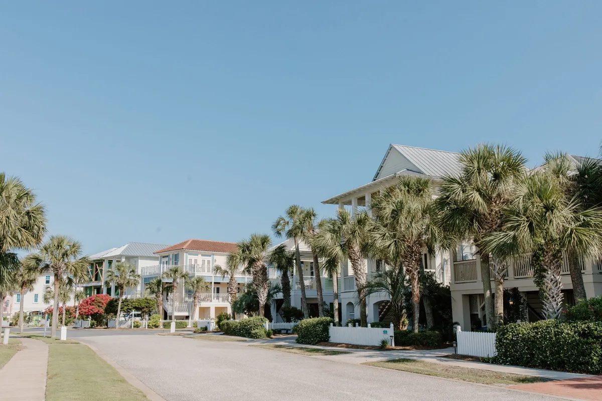 Rua residencial em cidade americana, para quem quer morar nos EUA com a família