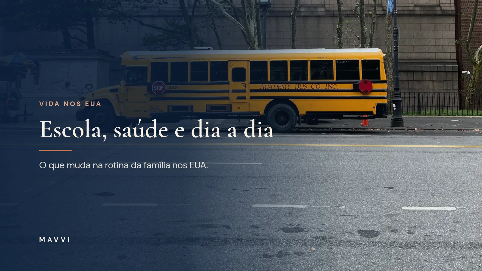 Ônibus escolar amarelo estacionado em rua de Nova York