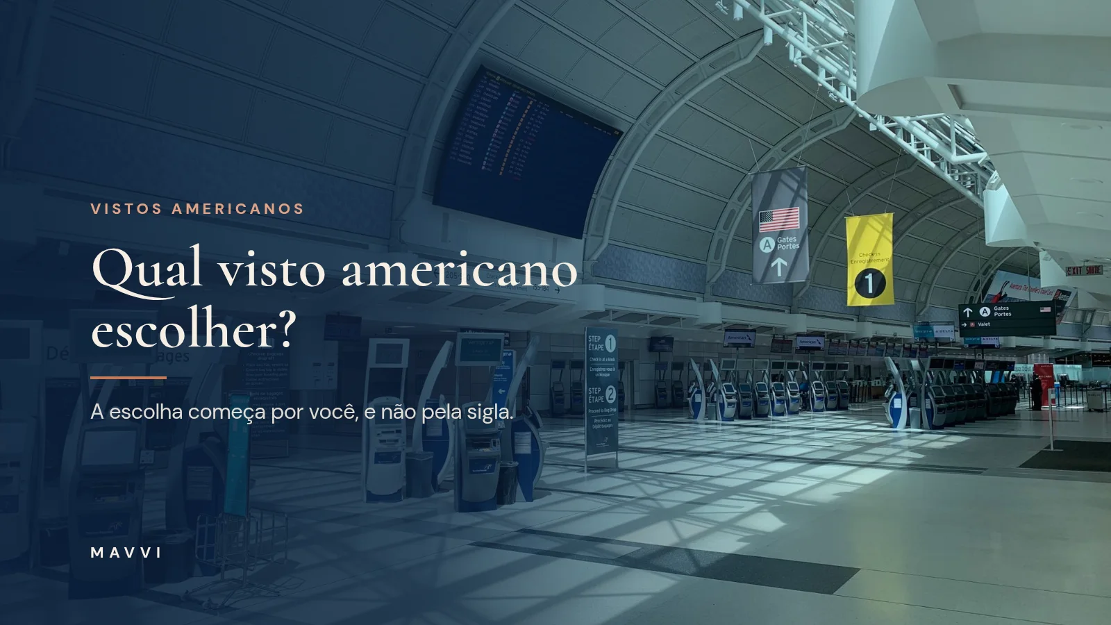 Saguão de aeroporto moderno e vazio, com painel de partidas e totens de autoatendimento sob claraboia (Toronto)