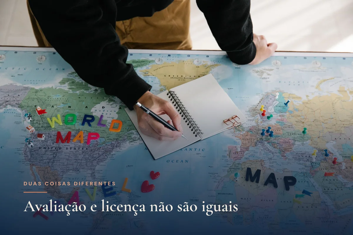 Pessoa escrevendo num caderno sobre um mapa-múndi colorido