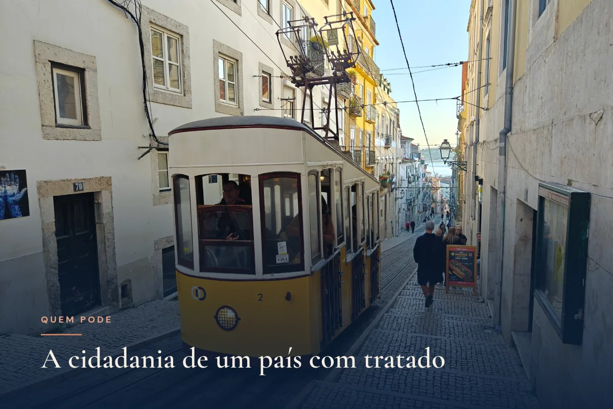 Bonde amarelo subindo uma rua de paralelepípedos no centro histórico de Lisboa, Portugal