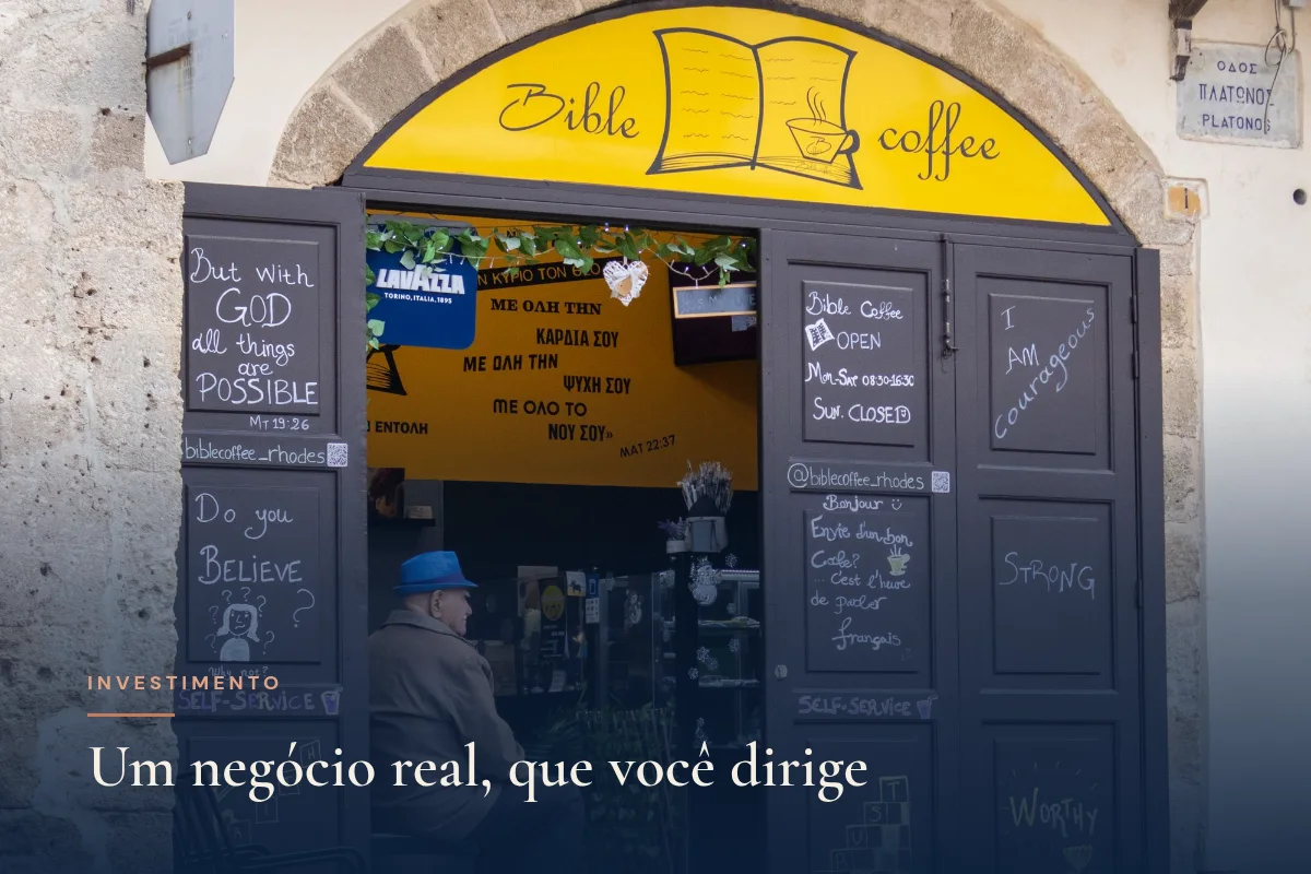 Fachada de pequena cafeteria com porta aberta e placas, negócio de rua