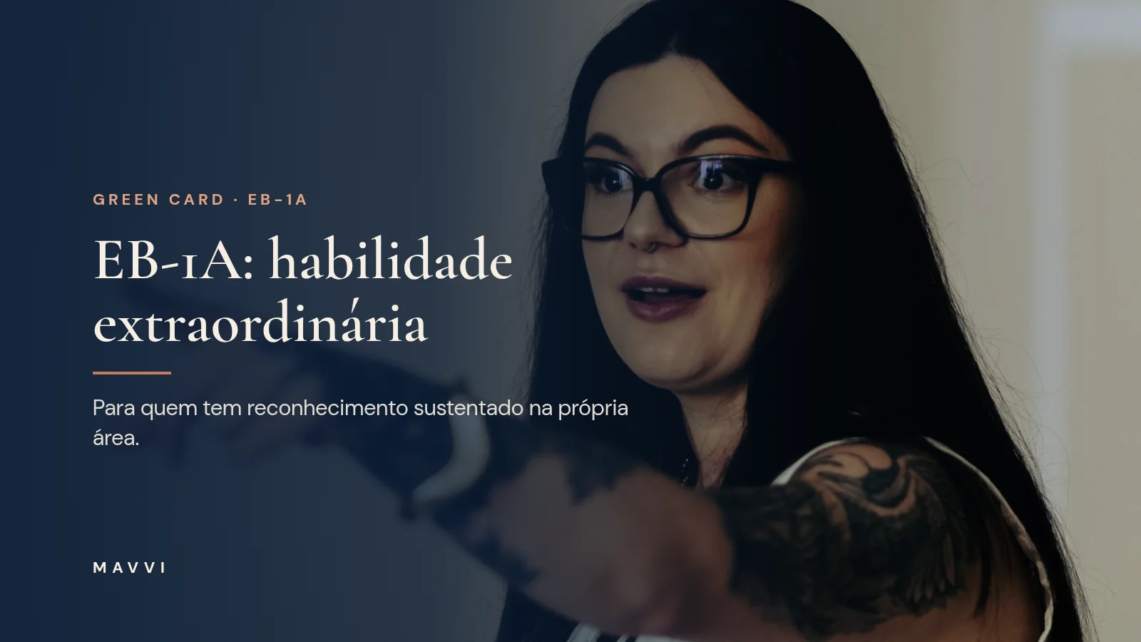 Mulher profissional apresentando e apontando para a plateia em um seminário