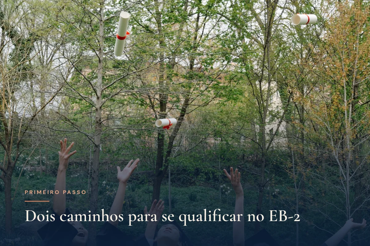 Formandos de beca jogando os diplomas para o alto em um parque