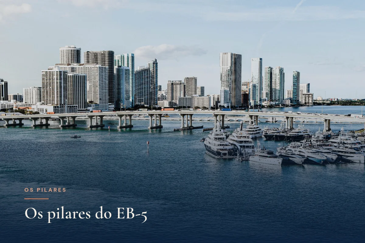 Skyline de Miami com marina e iates