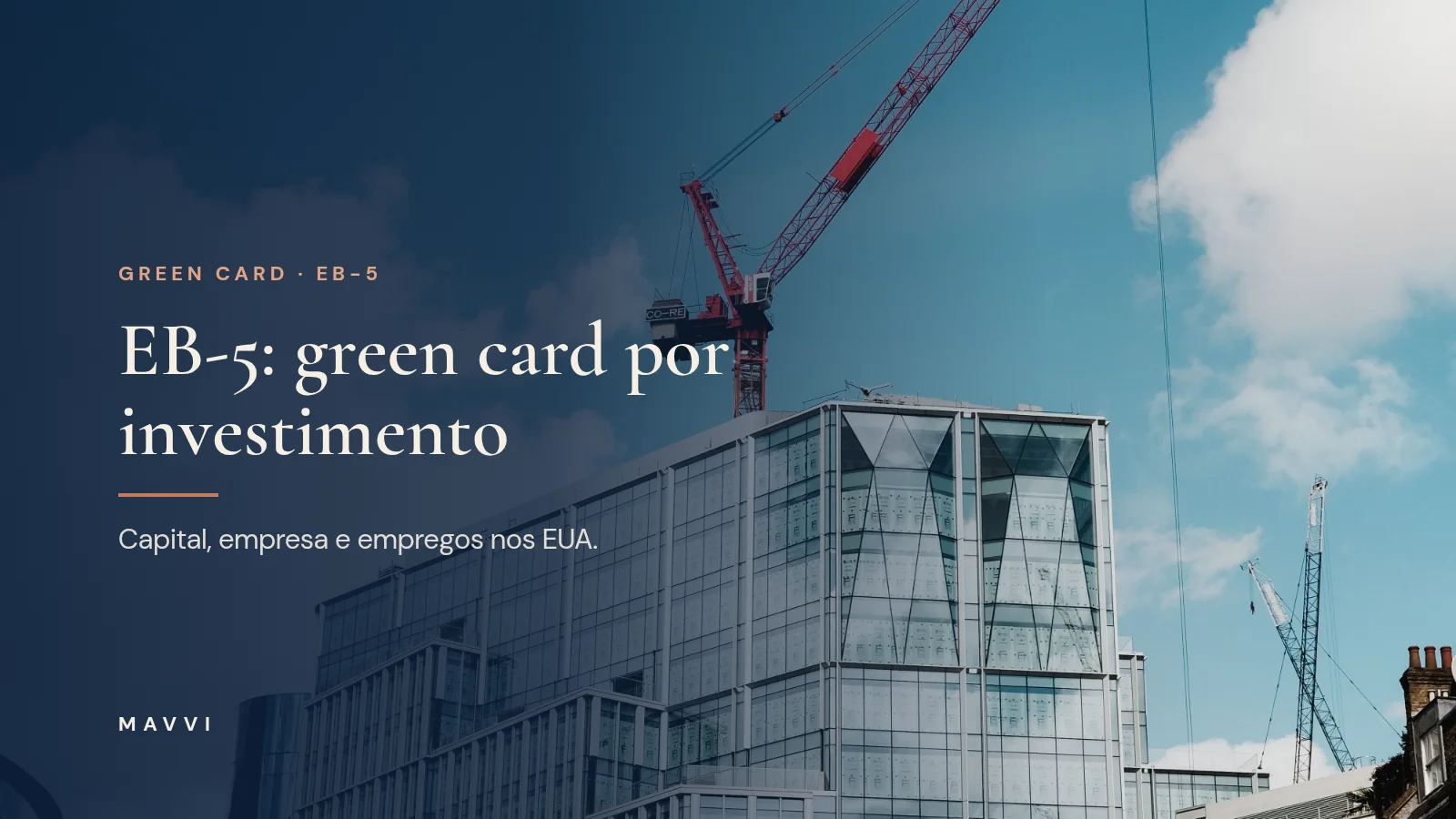 Edifício moderno em construção com guindaste, céu azul