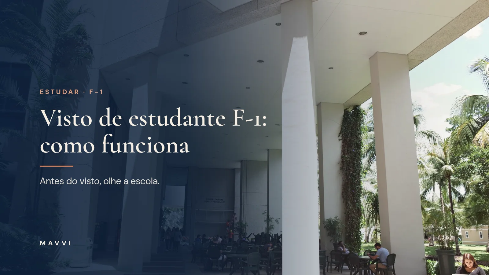 Campus universitário em Coral Gables, Flórida, com colunas e jardins