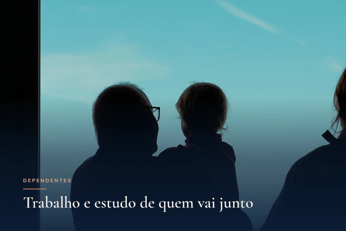 Silhueta de família (pai com criança no colo) diante da janela do aeroporto