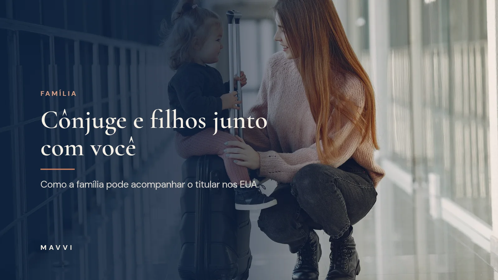 Mãe sorridente com a filha pequena e mala de viagem no aeroporto