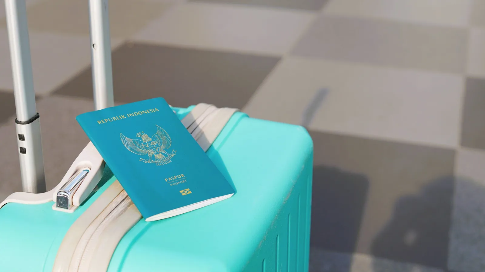 Mala e passaporte fechado no aeroporto, sobre a diferença entre visto imigrante e não imigrante