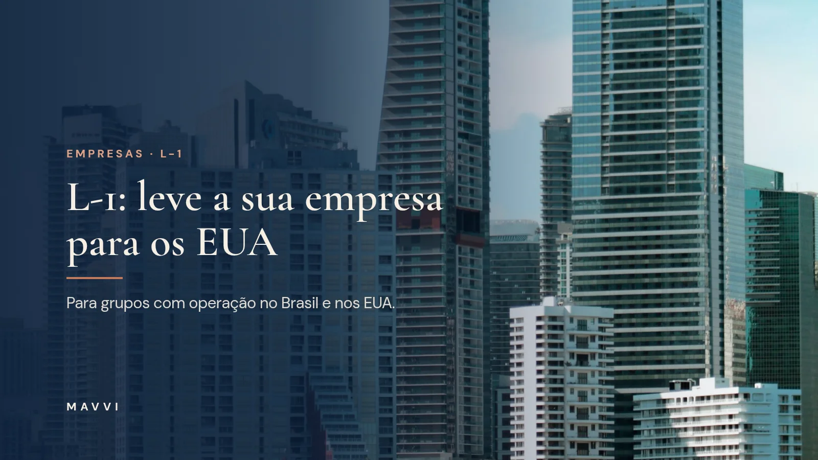 Arranha-céus modernos de Miami do outro lado da baía, céu azul