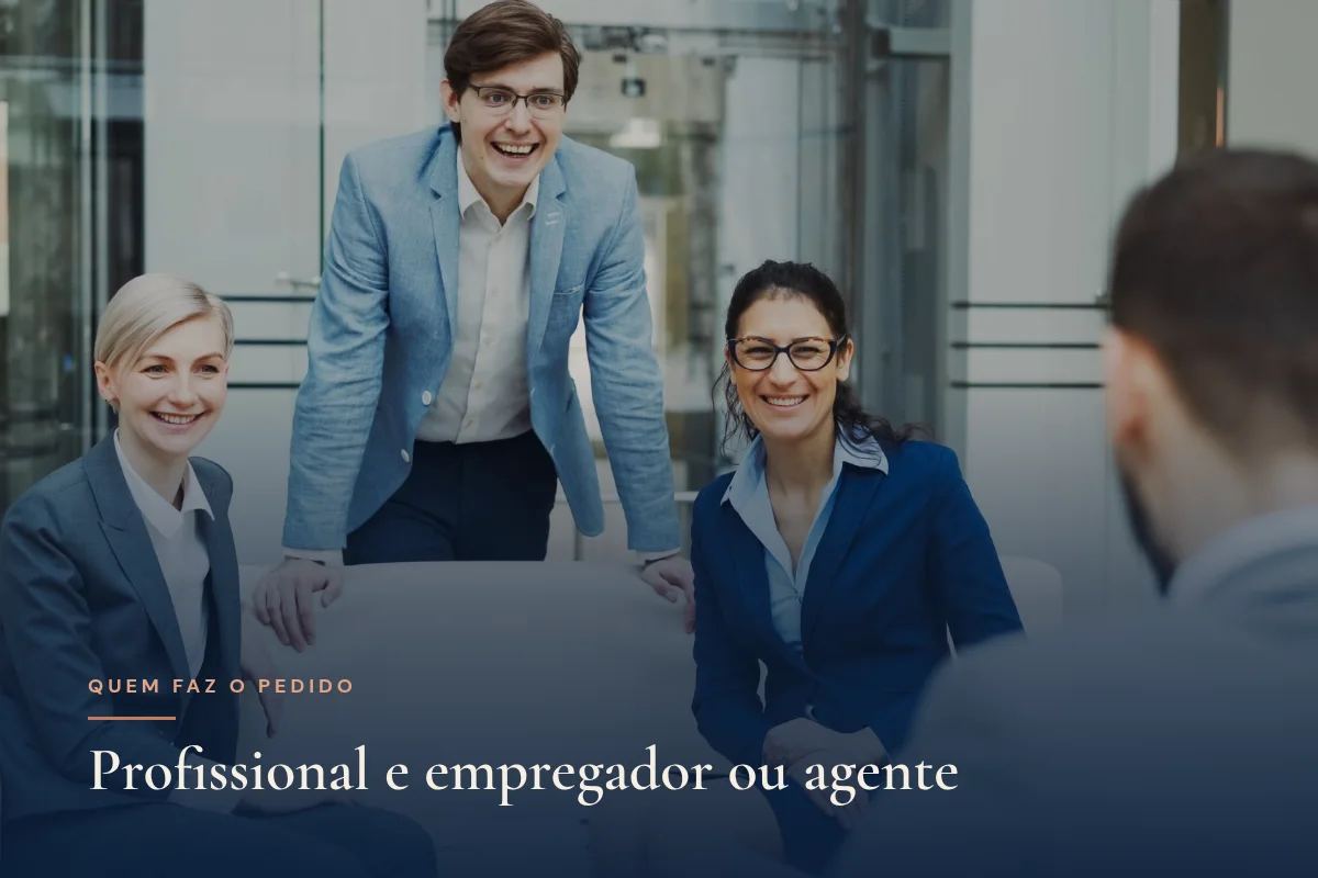 Reunião de equipe de negócios em escritório moderno, quatro pessoas sorrindo